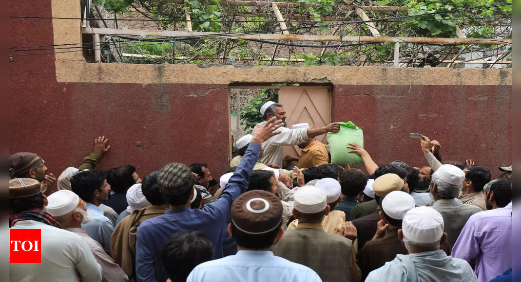 Le chaos éclate devant le centre de distribution de farine à Peshawar alors que la police tire des grenades lacrymogènes