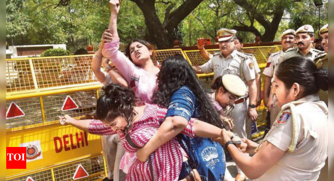 Delhi University sets up committee to probe incident at IP College even ...