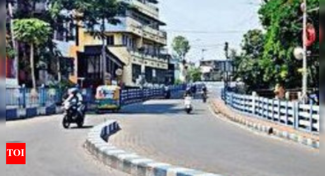 Bike rams bridge railing, youth dies in Kolkata | Kolkata News - Times ...