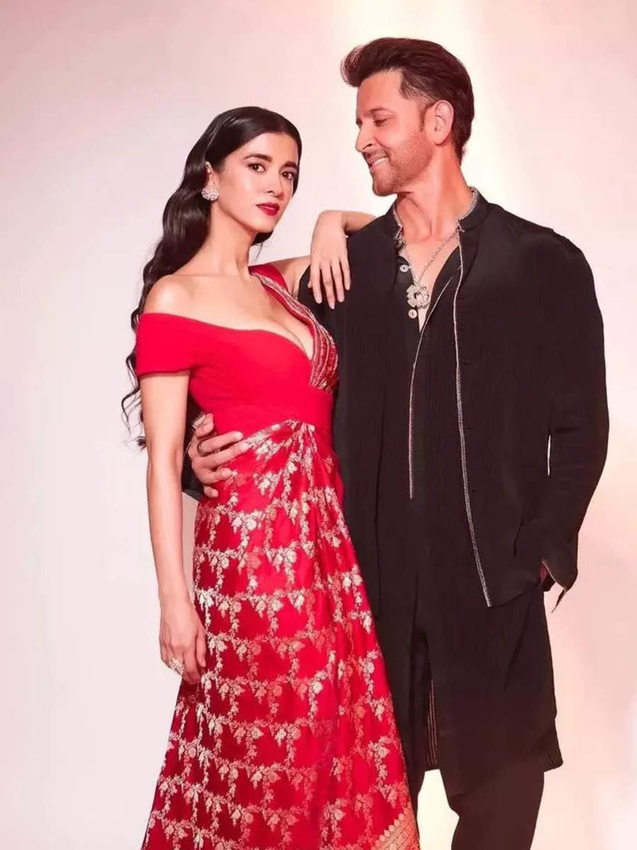 Hrithik Roshan lovingly gazes at 'lady in red' Saba Azad in viral ...