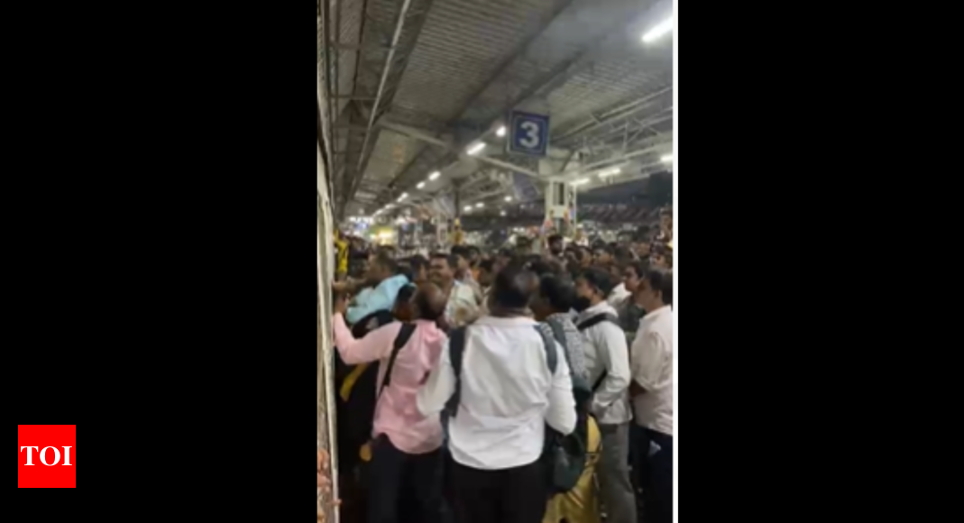 ठाणे के दिवा स्टेशन पर साथी यात्रियों ने रेल यात्री की पिटाई कर दी  ठाणे समाचार – टाइम्स ऑफ इंडिया
