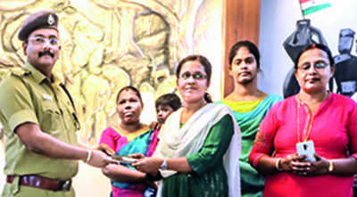 101 missing mobile phones traced, returned to owners