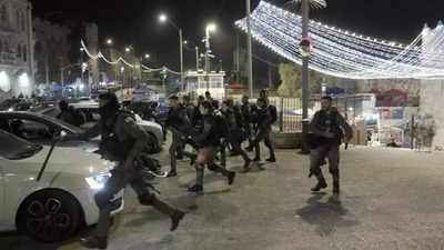 Clashes As Israeli Police Enter Jerusalem'S Mosque: Clashes As Israeli ...