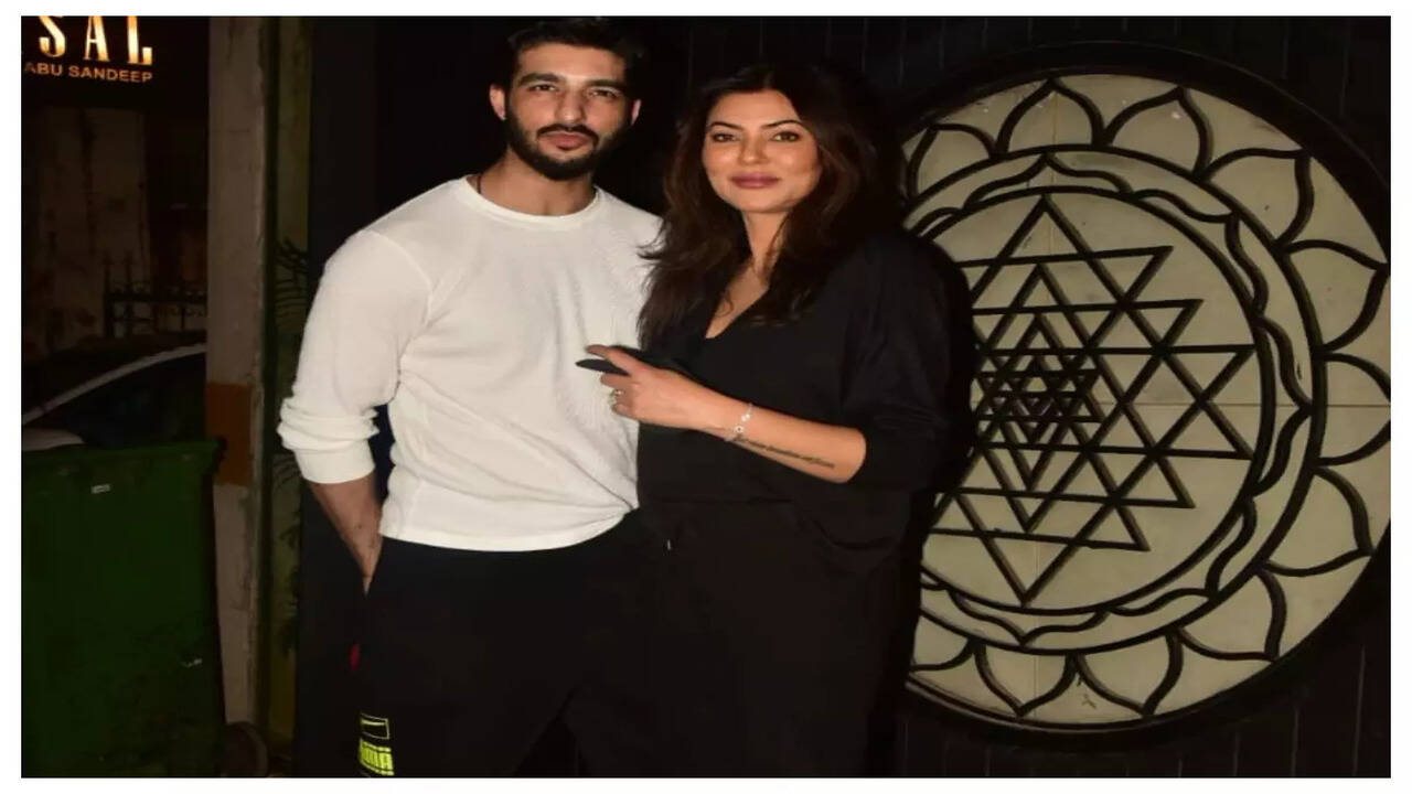 Sushmita Sen Kissing Photo, Images, Picture, Video: Sushmita Sen gives  kisses to ex-boyfriend Rohman Shawl as she works out with him; fans say  they are back together - WATCH video | - Times of India