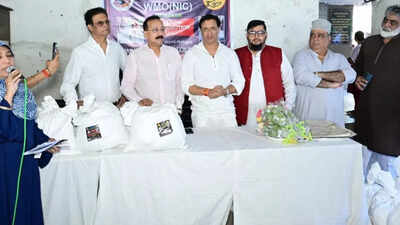 Filmmaker Madhur Bhandarkar and Maharashtra ex-minister Baba Siddiqui join Mudassar Patel's Ramzan ration kits' distribution in Mumbai