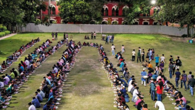 In charged times, Hindu Hostel boarders host iftar for 700 in Kolkata