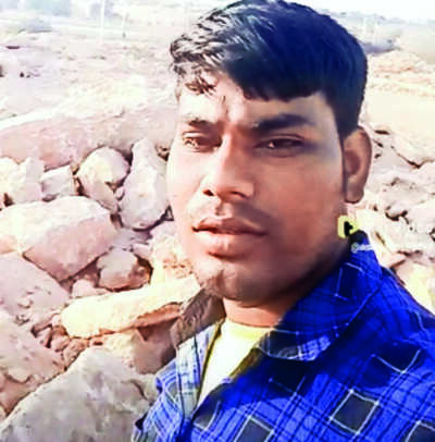 Driver detained for filming army bldgs