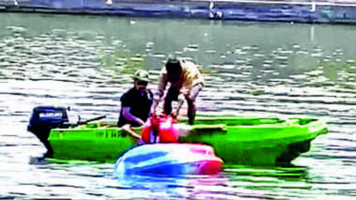 Kayaker topples into the river, retrieval video goes viral