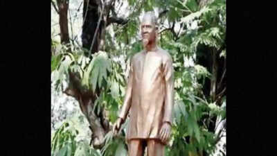 'Flawed' statue of former CM removed