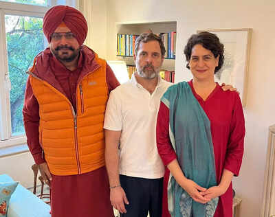Punjab Congress leader Sidhu meets ‘mentor’ Rahul, ‘guide’ Priyanka in Delhi