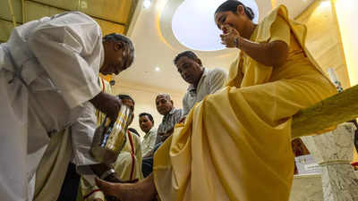 Priests honour women, special children, staff peons at Maundy Thursday ritual in Mumbai