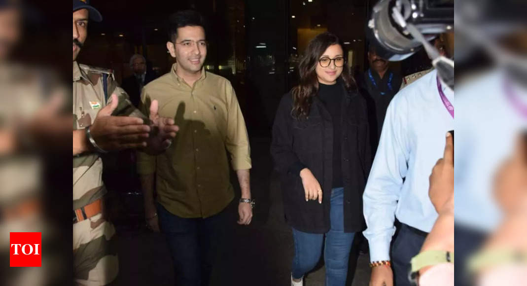 Parineeti Chopra blushes as paps tease her about her engagement with Raghav Chadha – Times of India