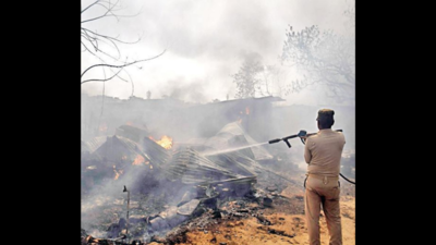 Over 100 huts gutted as fire engulfs slum in Patna