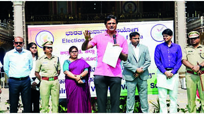 Everyone should vote to build democratic society: Srinath