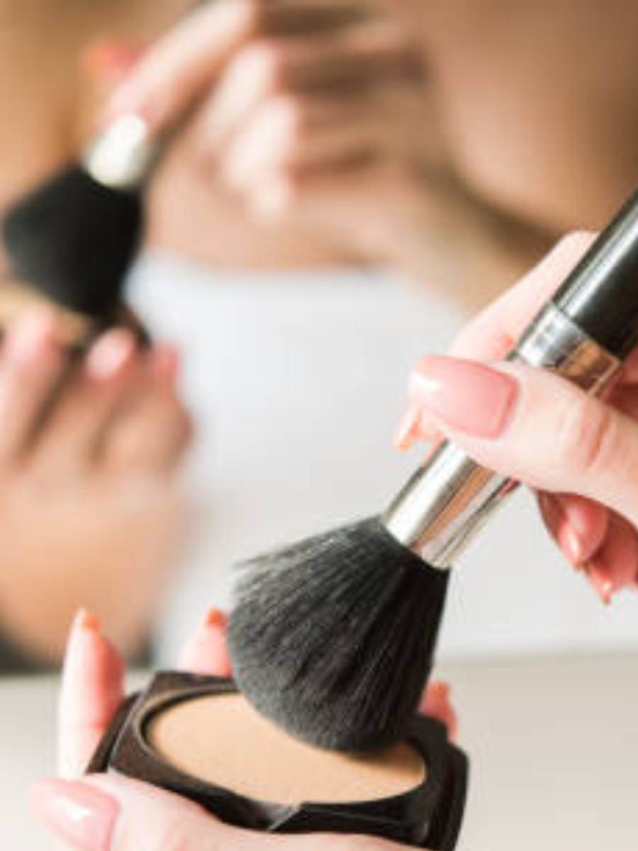 How to Apply Face Powder Like a Pro TrendRadars India
