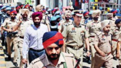 Police hold flag march ahead of jathedar’s meeting with scribes