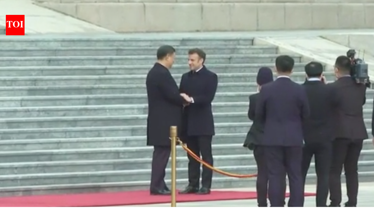 xi jinping: Xi Jinping welcomes French President Emmanuel Macron in Beijing