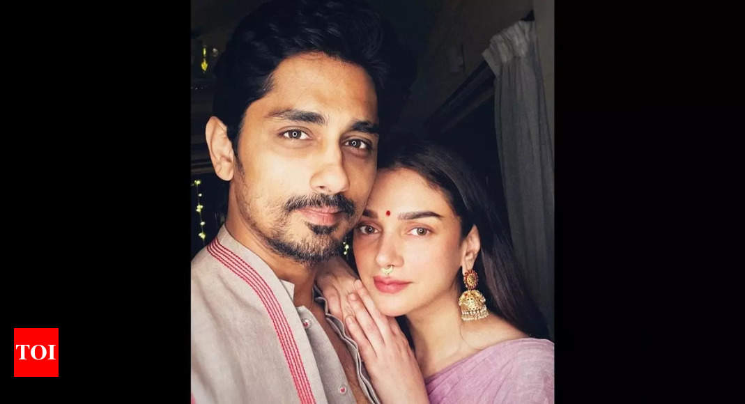Aditi Rao Hydari drops a picture with rumoured beau Siddharth and her peeps; he has the cutest comment on it – See inside – Times of India