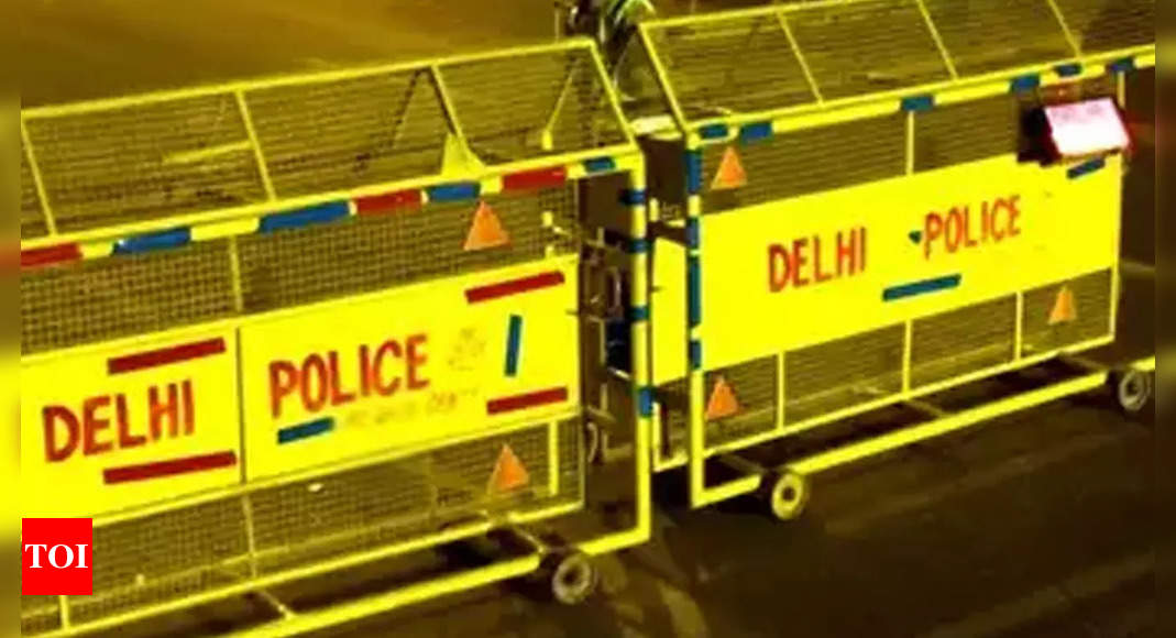 दिल्ली पुलिस के हेड कांस्टेबल ने सिविल लाइंस में पीसीआर वैन में खुद को गोली मारी |  दिल्ली समाचार – टाइम्स ऑफ इंडिया