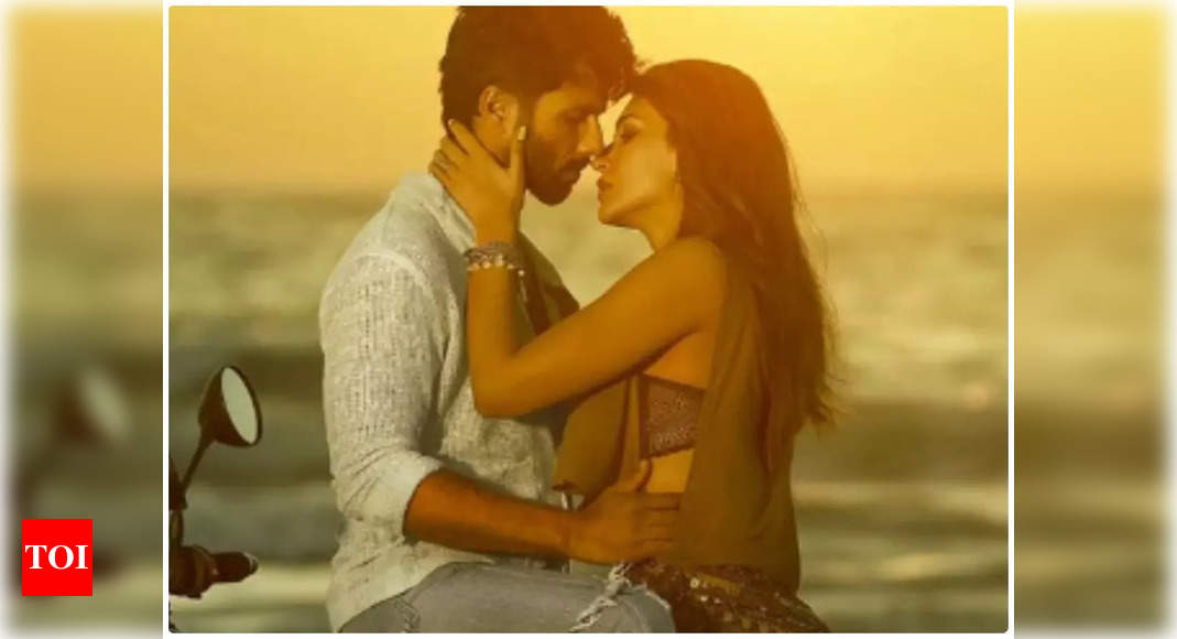 1069px x 580px - Shahid Kapoor and Kriti Sanon wrap up shoot of their 'impossible love  story' with a kiss | Hindi Movie News - Times of India