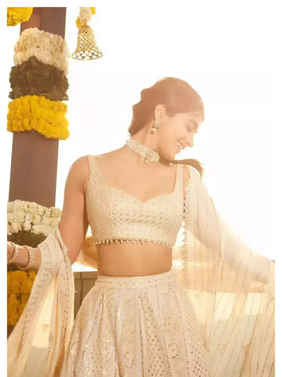 10-stunning-lehenga-looks-of-pooja-hegde