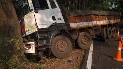 2 accidents paralyse traffic flow at Gulem