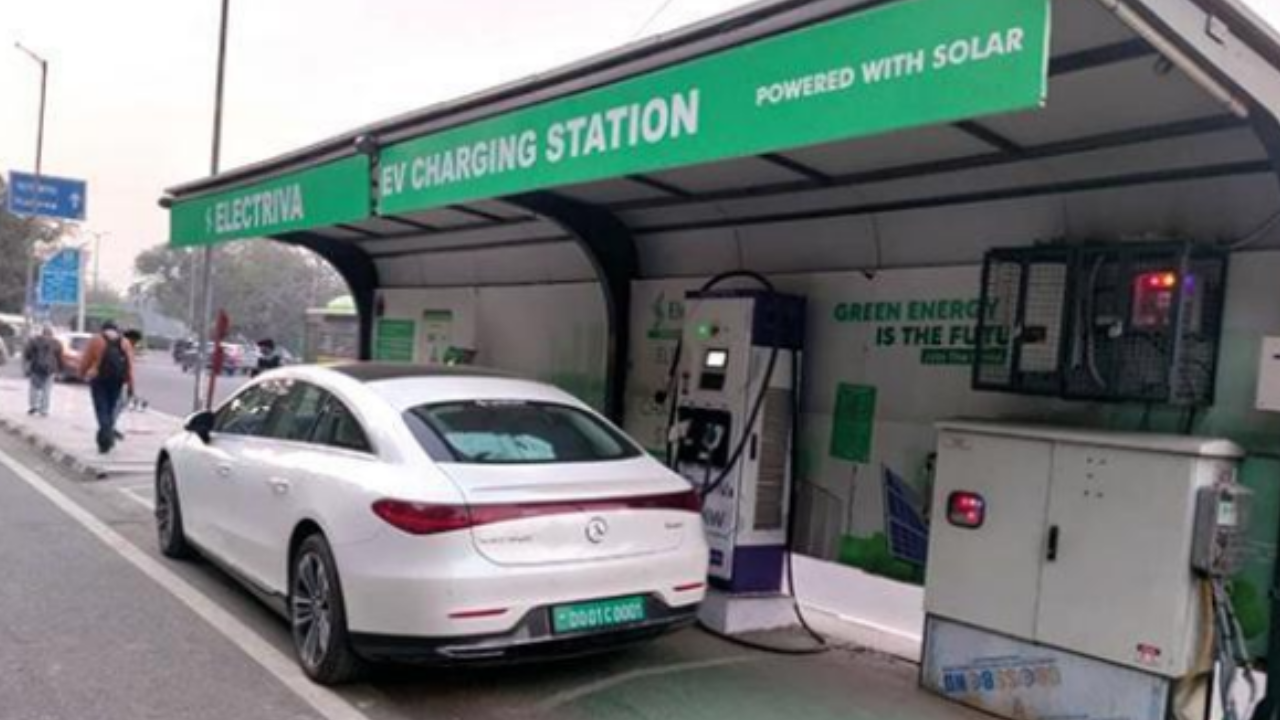 2 rooftop solar EV charging stations in Delhi to cut carbon footprint, 5  more in line | Delhi News - Times of India