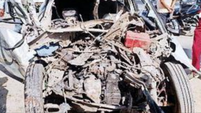 6 of a family killed as car collides with truck in Balrampur
