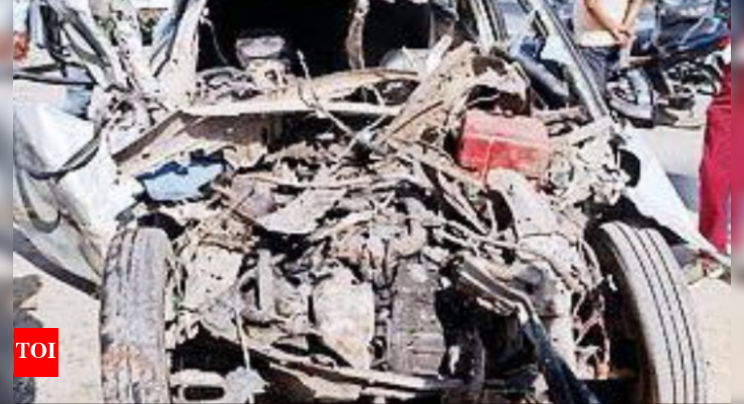 6 of a family killed as car collides with truck in Balrampur | Lucknow ...