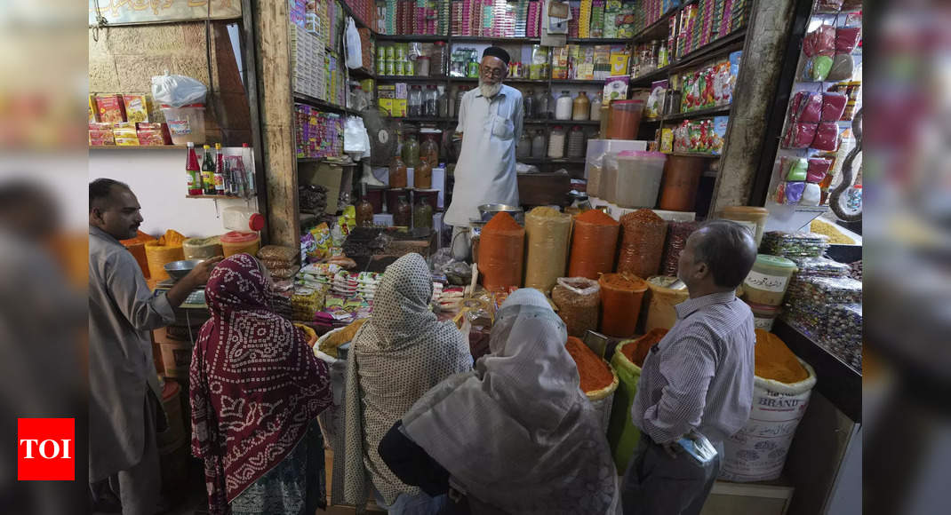 Pakistanis reeling under skyrocketing inflation as cash-strapped government struggles to stabilise economy – Times of India