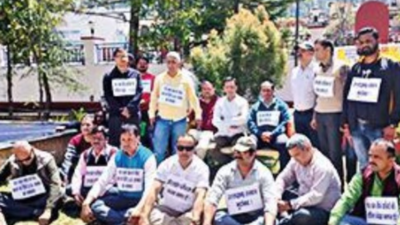 Char Dham hoteliers stage protest against online registration