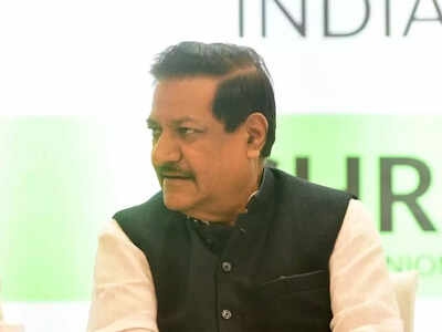 Congress neta Prithviraj Chavan attacks NCP chief Sharad Pawar, says PM Narendra Modi found ‘novel way’ to avoid JPC