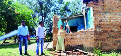 Tusker demolishes ten houses in Gumla villages