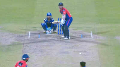 WATCH: David Warner fancies right-handed batting on a free-hit delivery against Mumbai Indians