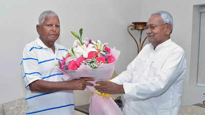 Bihar CM Nitish Kumar meets Lalu Prasad in Delhi, discusses current political situation