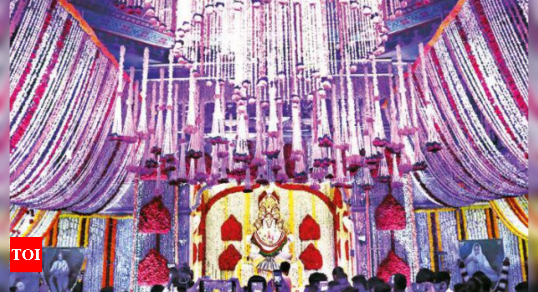 Fragrance of jasmine blooms a star attraction in Dagdusheth Halwai Ganapati temple in Pune | Pune News