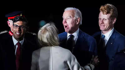 Biden lands in Belfast with vow to 'keep the peace'