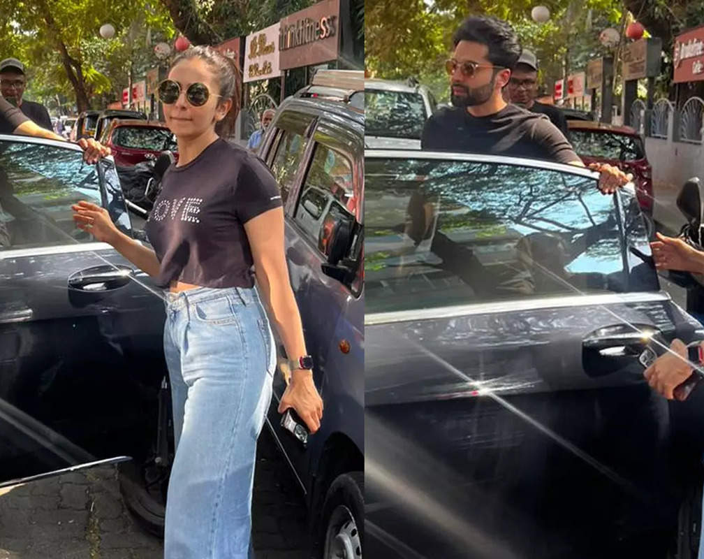 
Amid wedding rumours, Rakul Preet Singh and Jackky Bhagnani spotted together in Bandra
