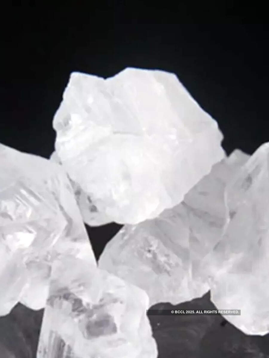 औषधीय गुणों से भरपूर है फिटकरी Benefits of drinking alum in Hindi