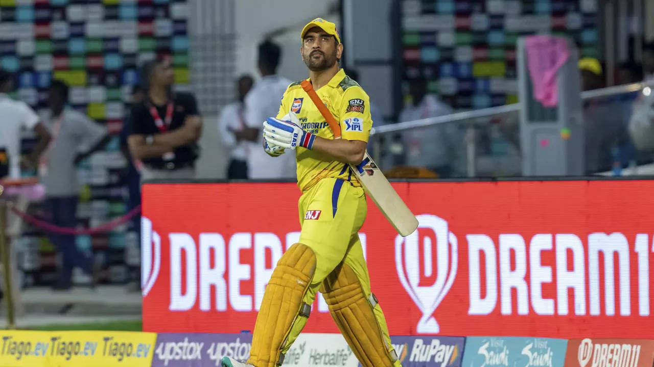 MS Dhoni nursing a knee injury, Sisanda Magala out for two weeks