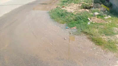 Greater Noida residents complain about overhead cables on streetlights, overflowing sewers