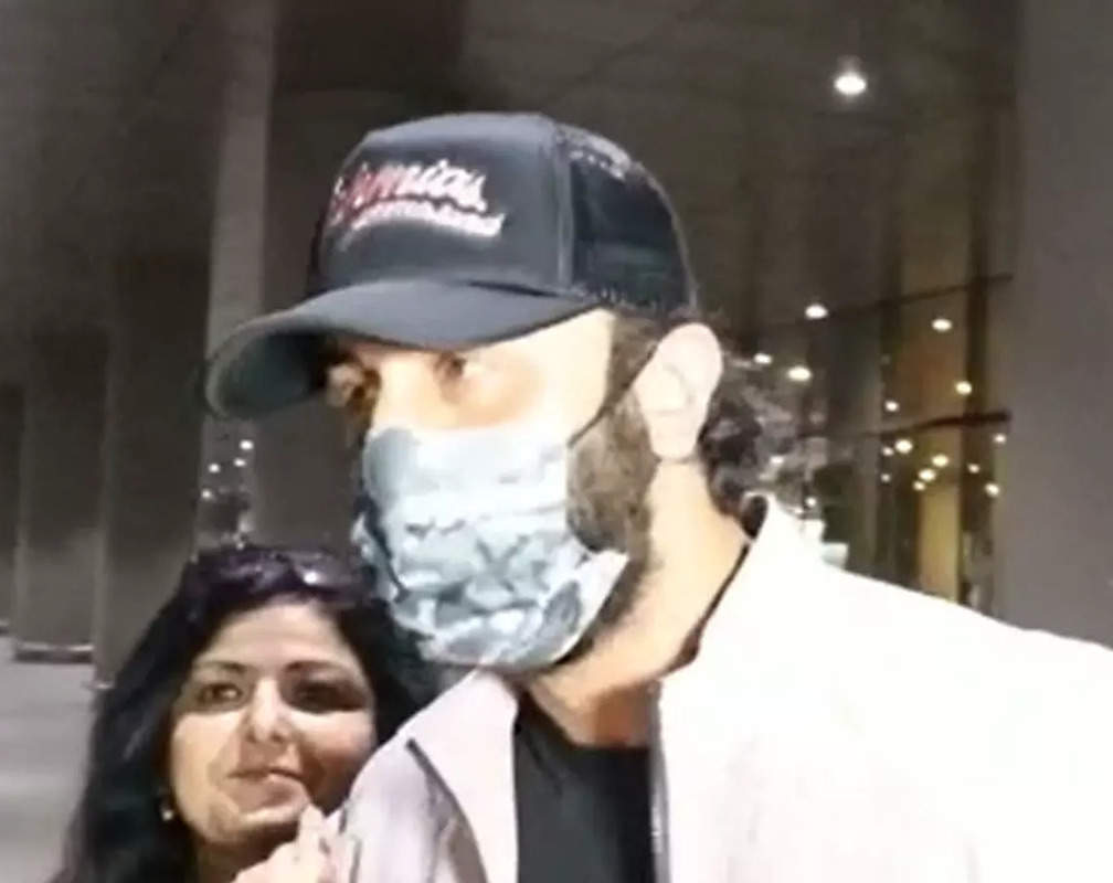 
Watch: Ranbir Kapoor avoids posing with fans at Mumbai airport
