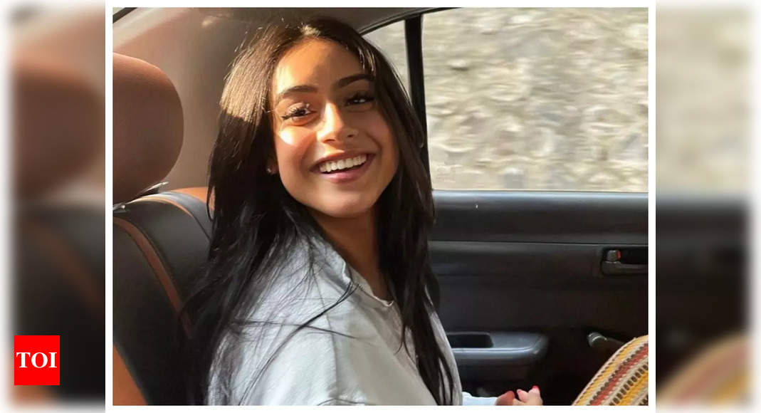 Nysa Devgn laughs when paparazzi call her ‘Nisha’; teaches them to pronounce her name correctly – Times of India