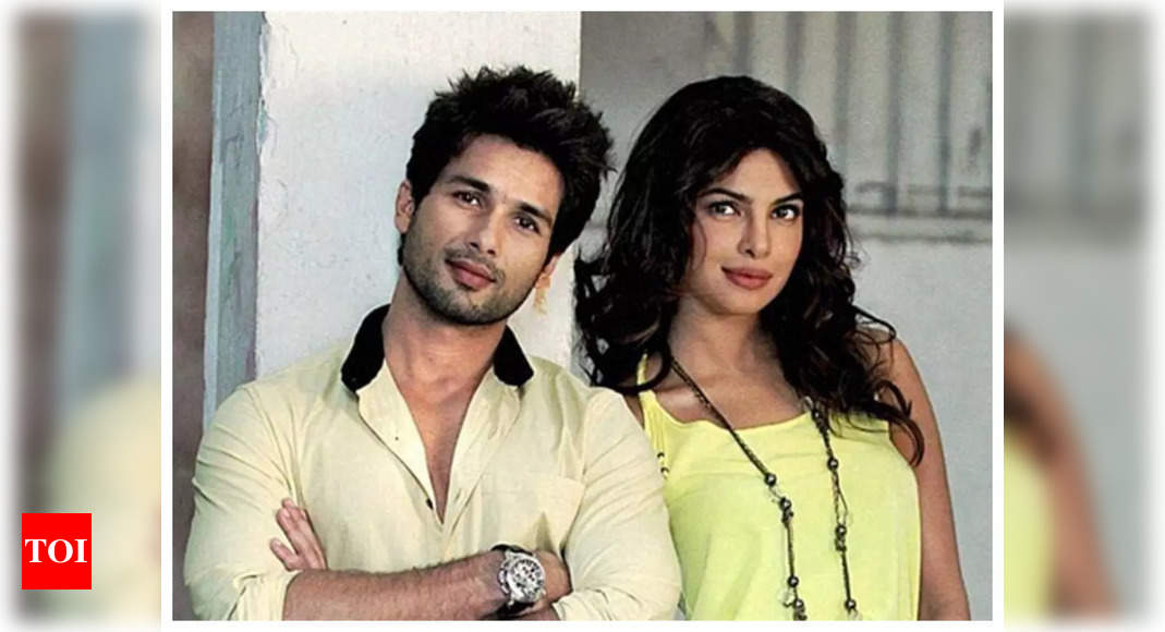 When Priyanka Chopra talked about reports of Shahid Kapoor opening the door of her home dressed in a towel during 2011 IT raids – Times of India
