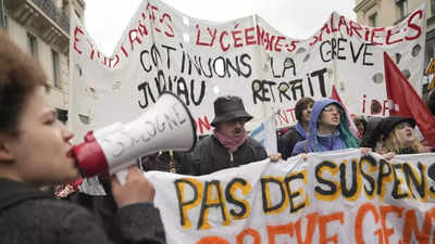 France's constitutional council approves higher pension age