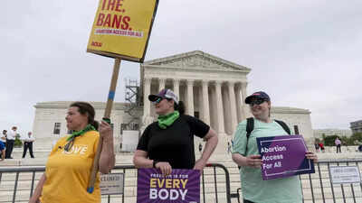 High court temporarily blocks restrictions on abortion pill