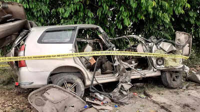 6 killed, 8 injured as SUV collides with tree in UP's Shravasti
