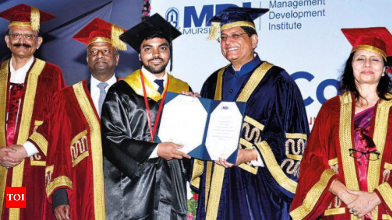 Tech University's Convocation Gowns by Designer | CollegeDekho