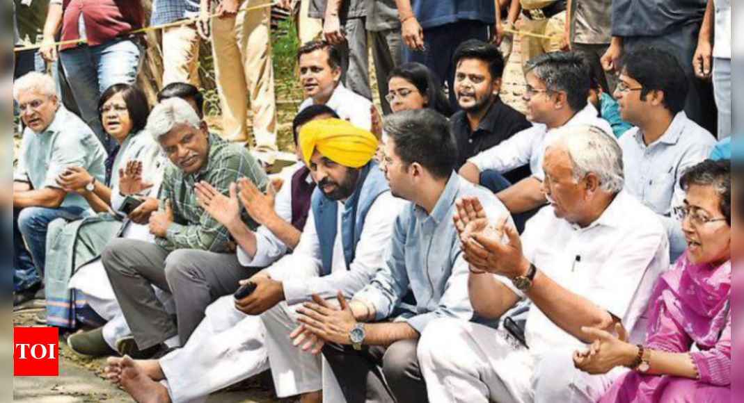 AAP Protest: AAP Cries Foul, Rallies Behind Delhi CM Arvind Kejriwal ...