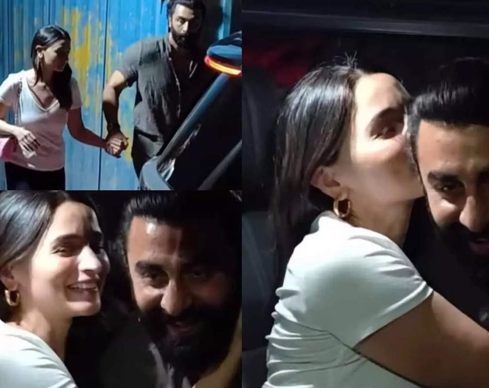 
PDA ALERT! Ranbir Kapoor gets a 'kiss of love' from Alia Bhatt
